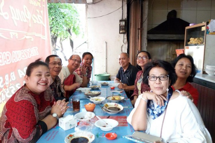 Bondan Winarno bersama peserta wisata kuliner di Tahu Pong, Jalan Semarang.