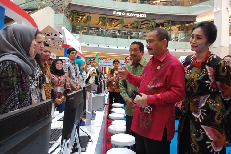 Menpar Arief Yahya (tengah) berkeliling melihat pameran tiket penerbngan Lion Air Group Expodition 2018, di Main Atrium Gandaria City, Jumat (16/3/2018).