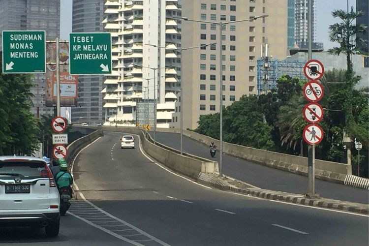 Pengendara sepeda motor terlihat masih melintasi jalan layang non tol (JLNT) Casablanca, Jakarta Selatan, Rabu (12/6/2018).