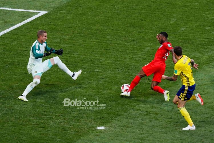 Raheem Sterling mencoba menggocek Robin Olsen dalam pertandingan Swedia vs Inggris pada babak 8 besar atau perempat final Piala Dunia 2018 di Samara, 7 Juli 2018. 