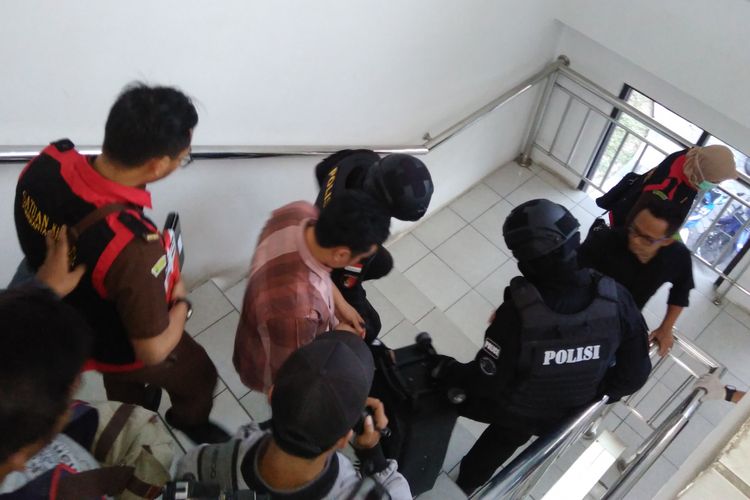 Petugas seusai menggeledah ruangan di Dinas Kesehatan Kabupaten Gresik.