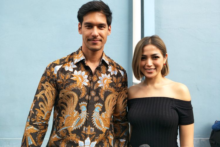 Artis peran yang juga pembawa acara Jessica Iskandar bersama kekasihnya, Richard Kyle saat diabadikan di Gedung Trans TV, Jakarta Selatan, Selasa (2/10/2018).