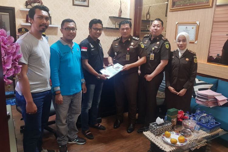 Jaksa menerima berkas perkara dugaan tindak pidana Pemilu yang melibatkan Calon Anggota DPRD Partai Perindo David H. Rahardja, Rabu (24/10/2018).