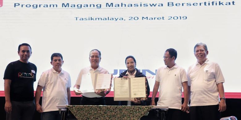 Penandatanganan nota kesepahaman PMMB antara Kementerian Riset, Teknologi, dan Pendidikan dan Kementerian BUMN di Gedung Mandala, Universitas Siliwangi, Kota Tasikmalaya, Rabu (20/3/2019).