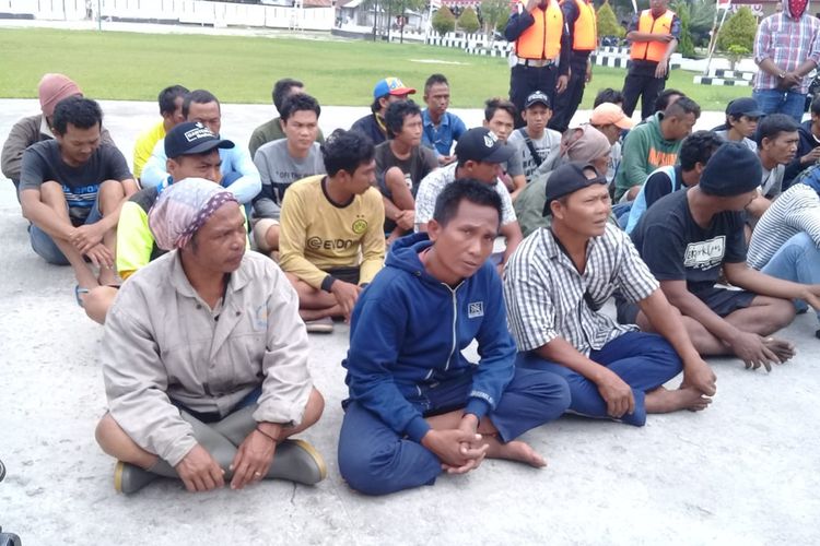 Sebanyak 35 Anak Buah Kapal (ABK) KM Gemilang Samudera dibawa ke Kantor Polres Kepulauan Aru, Maluku untuk dimintai keterangan soal insiden pembunuhan di atas KM Mina Sejati, Kamis (22/8/2019)