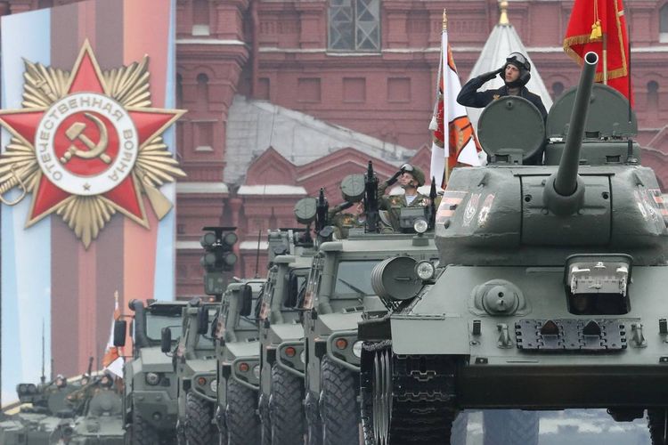Operator tank T-34 memberi hormat dalam perayaan Hari Kemenangan di Lapangan Merah Rusia pada Kamis (9/5/2019).