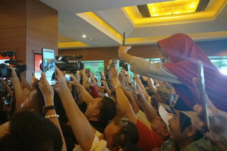 Pendukung Jokowi-Maruf penuhi Djakarta Theater selama masa hitung cepat, Rabu (17/4/2019). 