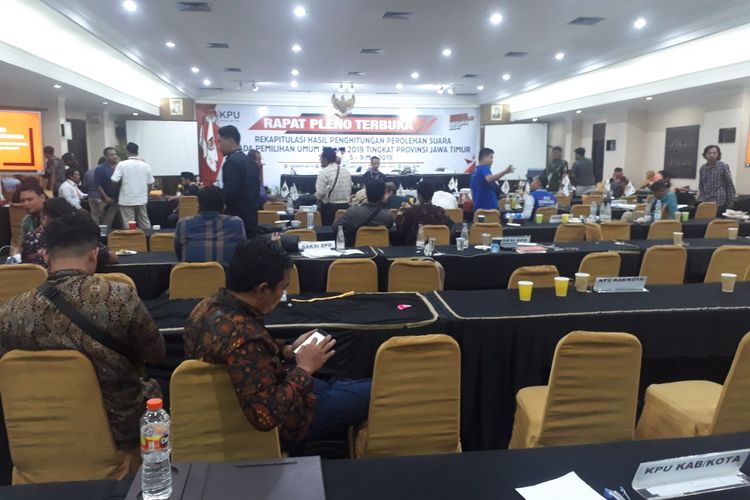 Forum Rekapitulasi suara Pemilu 2019 KPU Jatim di Surabaya, Jumat (10/5/2019) dini hari