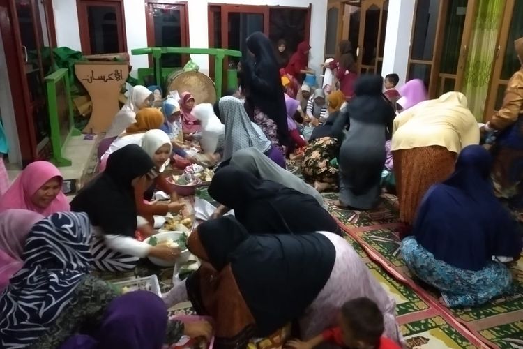 Warga Dusun Sorobayan, Banyuurip, Tegalrejo, Kabupaten Magelang, menggelar tradisi urup-urup menyambut malam ke-21 bulan Ramadan 1440 H/2019, di Masjid setempat, Sabtu (25/5/2019) malam. 