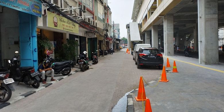 Traffic cone berwarna jingga kini memagari area pedestrian di kolong Stasiun MRT Haji Nawi yang sebelumnya dipakai untuk aktivitas parkir liar.