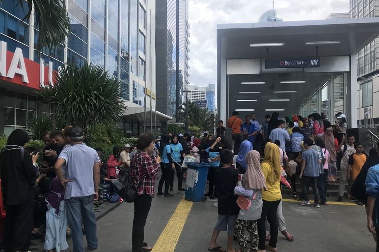 Masyarakat memadati pintu masuk Stasiun MRT Kawasan Hotel Indonesia (HI), Minggu (24/3/2019). Kepadatan tersebut disebabkan masyarakat tidak mengetahui perubahan mekanisme registrasi uji publik MRT yang harus dilakukan via online. 