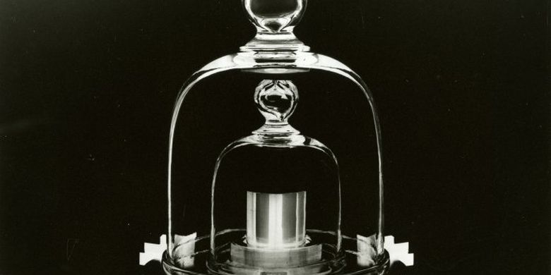 International Prototype of the Kilogram (IPK), logam yang dijadikan pakem untuk mengukur kilogram sejak 1889. Logam ini disimpan di dalam brangkas di Paris.