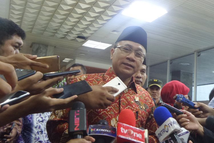 Ketua MPR RI Zulkifli Hasan di Kompleks Parlemen, Senayan, Jakarta, Jumat (18/8/2017)