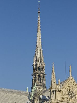 Puncak menara Notre Dame