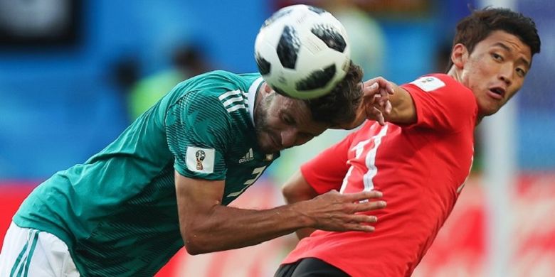 Hwang Hee-chan berduel dengan Jonas Hector pada pertandingan antara Korea Selatan dan Jerman di Grup F Piala Dunia 2018, 27 Juni 2018. 