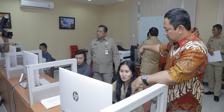Wali Kota Semarang Hendrar Prihadi sendang meninjau call center gawat darurat 112 di Kota Semarang .