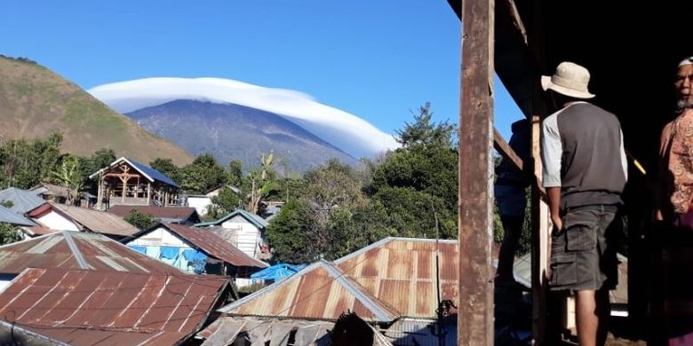 Fenomena topi awan di Gunung Rinjani, NTB.