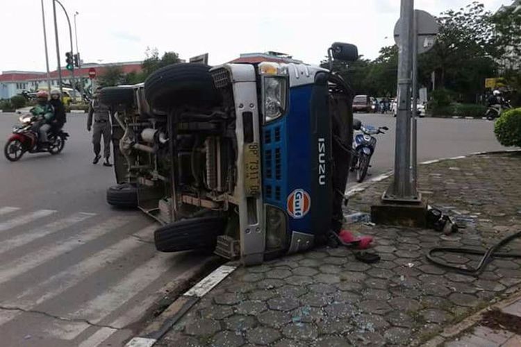 Sebuah bimbar terbalik di simpang empat Masjid Raya Batam. Diduga angkot ini ingin menerobos traffic light.