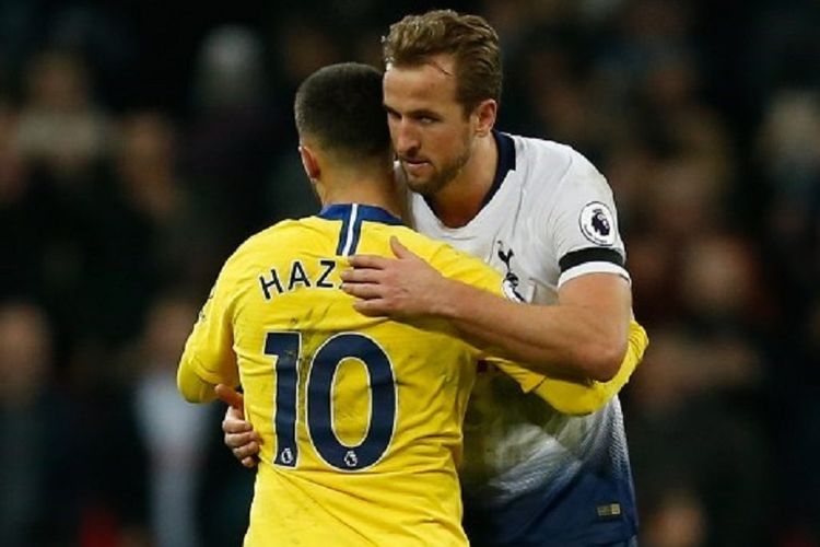 Harry Kane tampak menghibur Eden Hazard seusai laga Chelsea vs Tottenham Hotspur di Stadion Wembley dalam lanjutan Liga Inggris, 24 November 2018. 