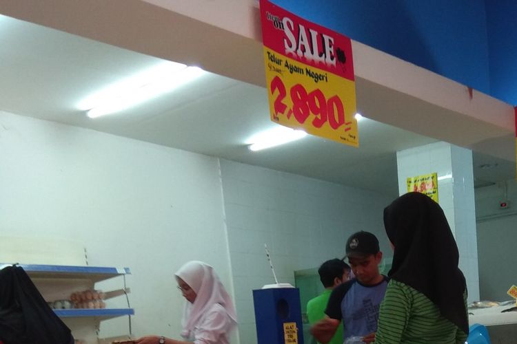 Harga telur ayam di salah satu hipermarket, Minggu (15/7/2018)