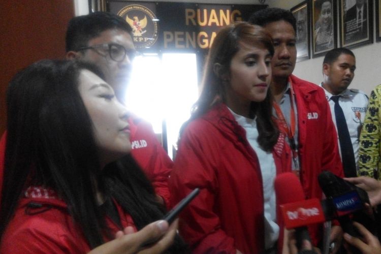 Ketua DPP Partai Solidaritas Indonesia (PSI) Tsamara Amany (tengah) melaporkan Bawaslu ke Dewan Kehormatan Penyelenggara Pemilu (DKPP), Rabu (23/5/2018).