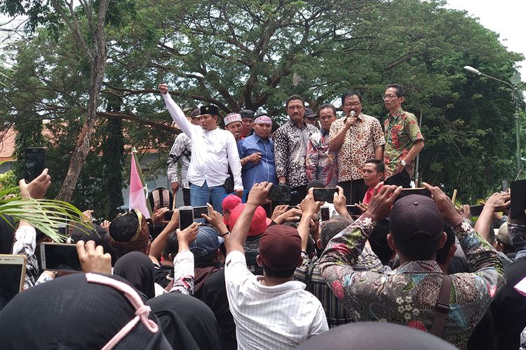 Pimpinan DPRD Pamekasan bersama Sekretaris Daerah dan BKD Pamekasan, menemui ratusan honorer K2 saat berunjuk rasa di depan kantor Bupati Pamekasan, Kamis (20/9/2018).