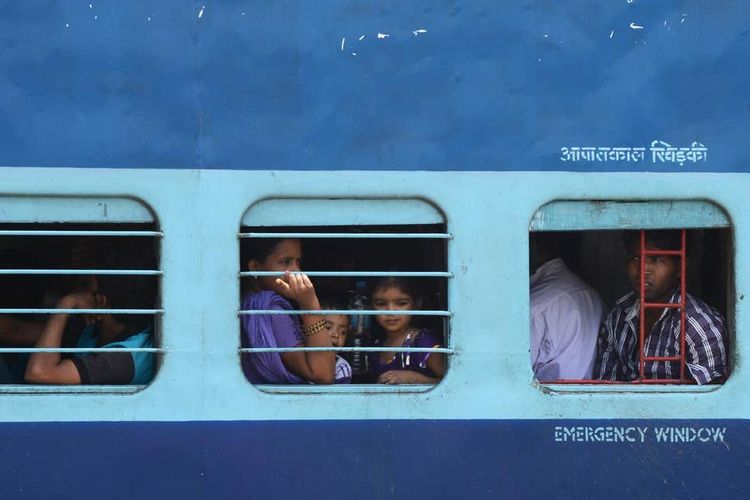 Ilustrasi naik kereta di India.