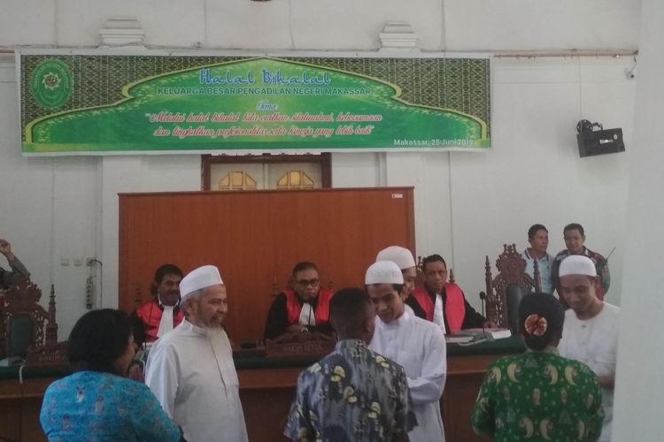 Mantan Panglima Laskar Jihad Indonesia Jafar Umar Thalib bersama pengikutnya saat berdamai dengan warga yang alat suara di rumahnya dirusak oleh Jafar dan pengikutnya di Pengadilan Negeri Makassar, Kamis (27/6/2019).