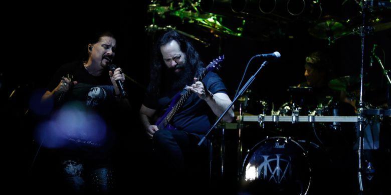 Band Dream Theater tampil di Festival Musik Rock JogjaRockarta di Stadion Kridosono, Yogyakarta, Jumat (29/9/2017). Jogjarockarta juga dimeriahkan band pembuka antara lain God Bless, Roxx, Power Metal, dan Death Vomit.