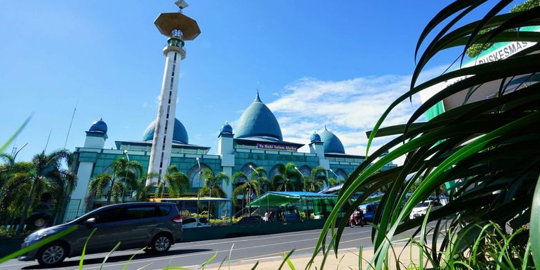 Madjid Agung Baiturahman Banyuwangi di Jawa Timur yang tepat berhadapan dengan Taman Sritanjung Banyuwangi.