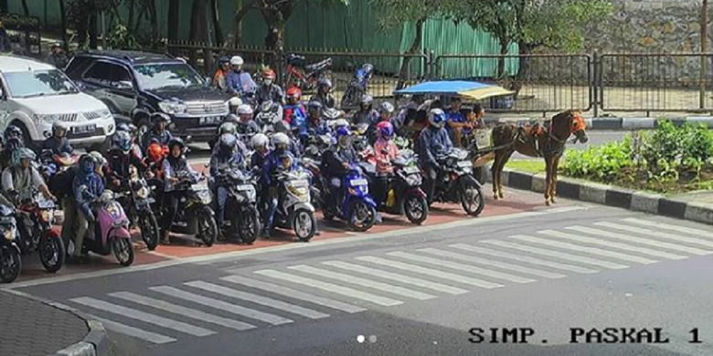 Foto yang memperlihatkan para pengendara yang tertib berhenti di belakang garis zebra cross, salah satunya terlihat ada delman. Foto diunggah akun Instagram Area Traffic Control System (ATCS) Kota Bandung pada Rabu (23/5/2018).