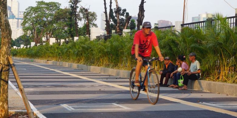 Pengerjaan trotoar di Kompleks Gelora Bung Karno (GBK), Jakarta Pusat masih terus berlangsung. Adapun pengerjaan tersebut dilakukan guna menyambut Asian Games 2018 dimana GBK menjadi salah satu venue yang akan menyelenggarakan even  tersebut, Selasa (29/5/2018).