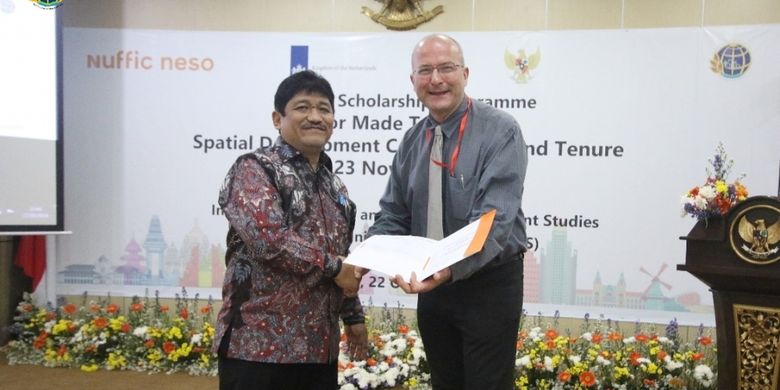Penyerahan beasiswa StuNed diserahkan oleh Direktur Nuffic Neso Indonesia, Peter van Tuijl, kepada Dirjen PPRPT, Budi Situmorang di gedung ATR/BPN, Senin (22/10/2018). 