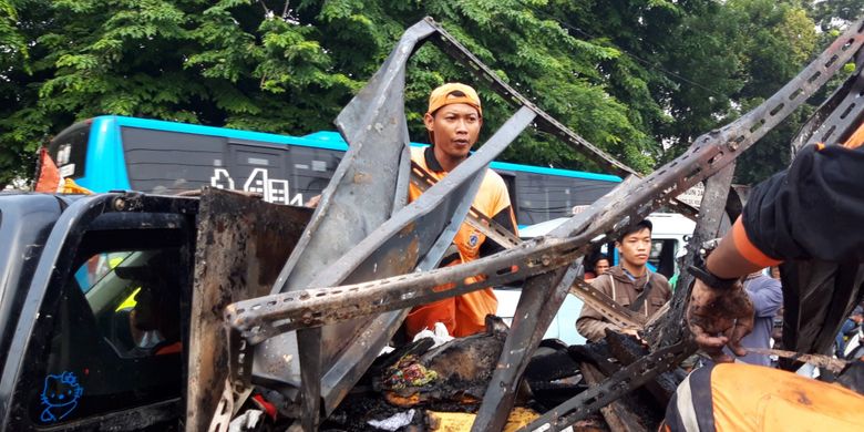 Sisa-sisa pengrusakan Polsek Ciracas, Jakarta Timur mulai dibersihkan, Rabu (12/12/2018)