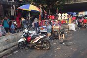 Menanti Ketegasan Pemprov DKI Tertibkan PKL yang Kuasai Trotoar