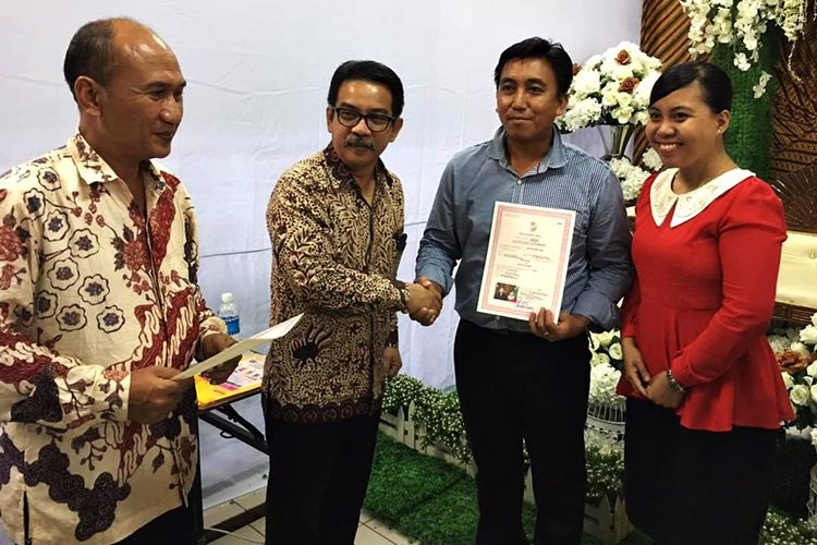 Kepala Perwakilan RI Tawau Malaysia  Krishna Djelani bersama salah satu pasangan TKI yang melakukan pencatatan dan penerbitan Akta Perkawinan dan Akta Kelahiran di Konsulat RI di Tawau. 
