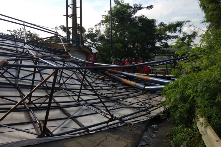 Baliho roboh akibat angin kencang di Jatibening, Senin (19/2/2018)