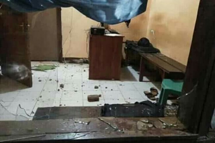 Kondisi Kantor Mapolsek Sape yang dirusak massa.