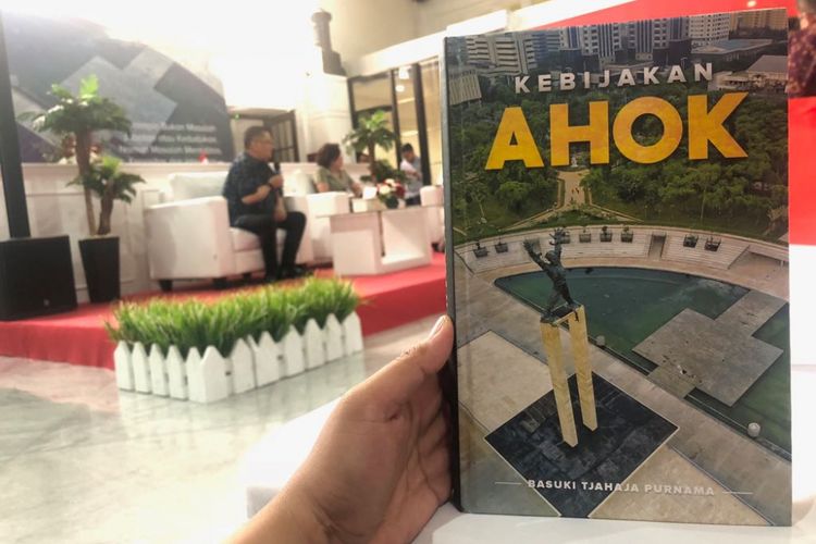 Mantan Gubernur DKI Jakarta Basuki Tjahaja Purnama menulis buku Kebijakan Ahok yang diluncurkan hari ini di Gedung Filateli, Kamis (16/8/2018). 