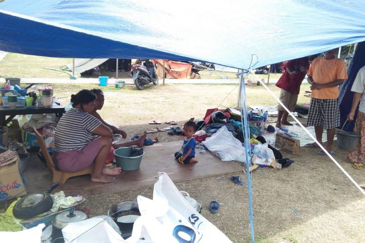 Kondisi tenda pengungsi di Balai Kota, Tanamodindi, Mantikulore, Palu, Sulawesi Tengah.