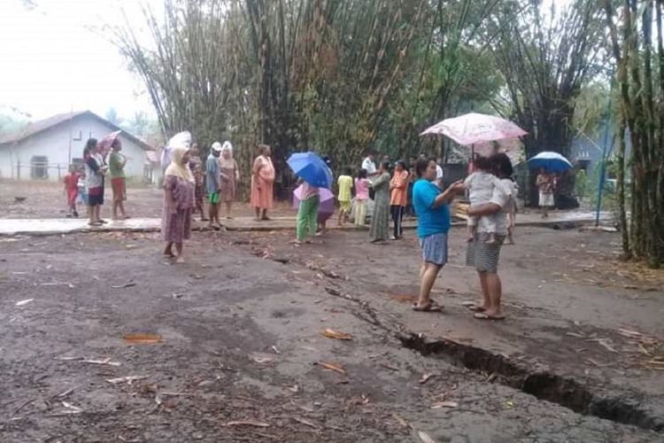Warga menyaksikan fenomena tanah retak yang melanda pemukiman di Desa Danareja, Kecamatan Purwanegara, Banjarnegara, Jawa Tengah, Minggu (4/11/2018).