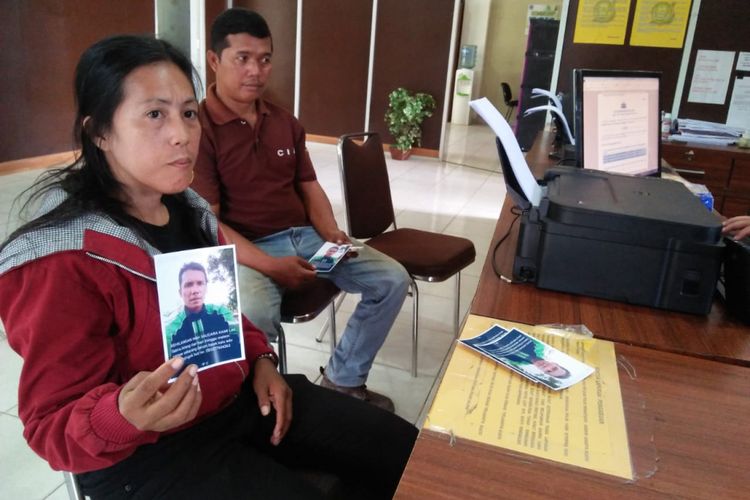 Eka Ardiani (35) saat membuat laporan di Polresta Palembang, setelah Leo Satria (37) tak kunjung pulang sejak lima hari terakhir, Kamis (27/12/2018).