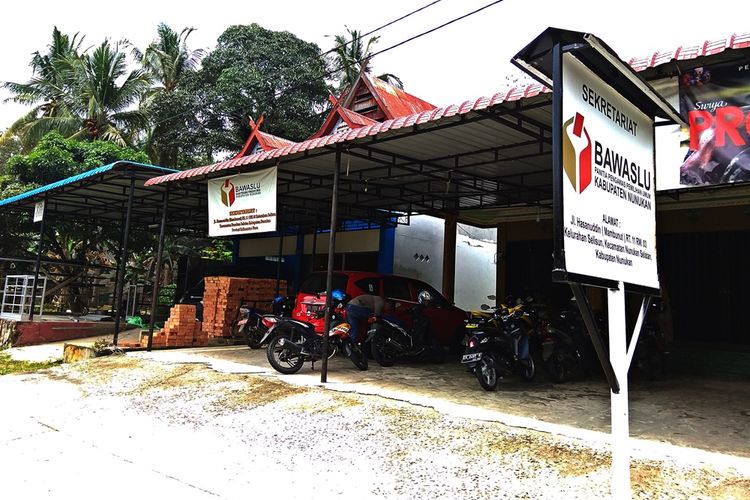Kantor Bawaslu Kabupaten Nunukan. Di wilayah perbatasan di temukan adanya TPS yang memiliki DPT hanya 22 orang.