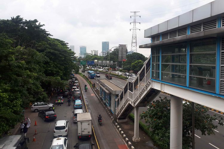 Jalan Gatot Subroto, Jakarta Selatan, Foto diambil Minggu (27/1/2019).