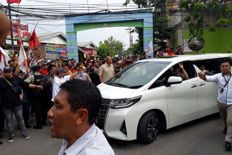 Rombongan Capres Prabowo disambut massa pendukung Jokowi saat acara kampanye di Surabaya, Selasa (19/2/2019)