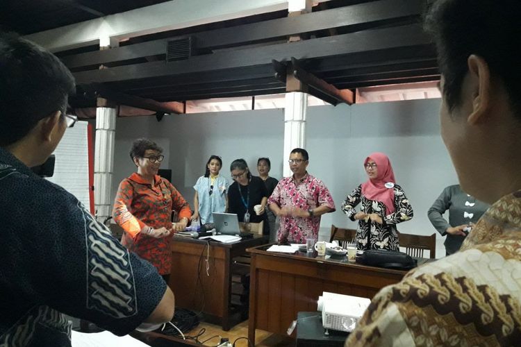 Dosen Seni Musik UNJ, Caecilia Hardiarini, sedang mengajak para peserta workshop cipta lagu anak untuk senam pernafasan sebagai persiapan untuk menyanyikan sebuah lagu. 