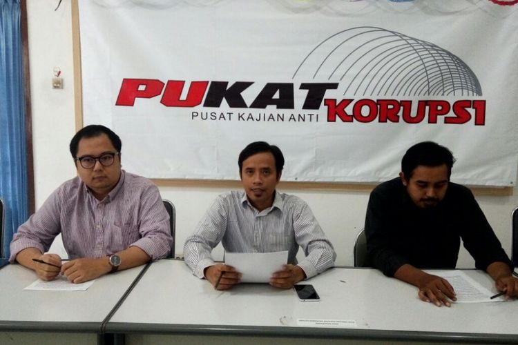 peneliti Pusat Kajian Anti Korupsi (Pukat) UGM , Zaenur Rahman (tengah) saat jumpa pers