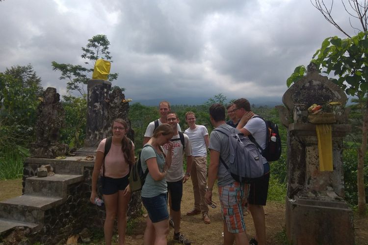 Wisatawan asing berkunjung di pos pantau Gunung Agung pada Senin (2/10/2017)