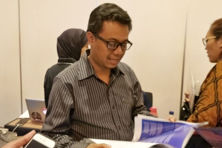 Manajer Departemen Riset Transparency International Indonesia (TII) Wawan Suyatmiko saat ditemui usai memaparkan hasil survei Indeks Persepsi Korupsi (IPK) Indonesia 2017 di Hotel Le Meridien, Jakarta Pusat, Rabu (22/11/2017).