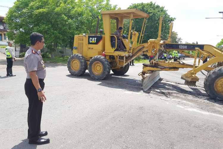 Jalan rusak di Jalan Inaboi, Kupang, Nusa Tenggara Timur 